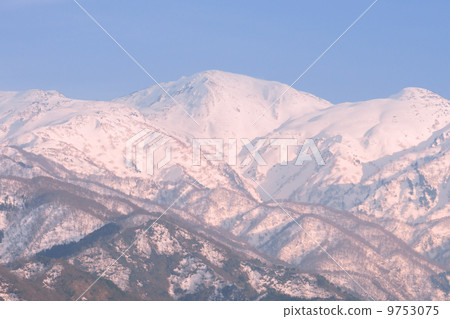 一座多雪的山和一個多雪的設置日落 9753075