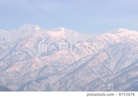 一座多雪的山和一個多雪的設置日落 9753076