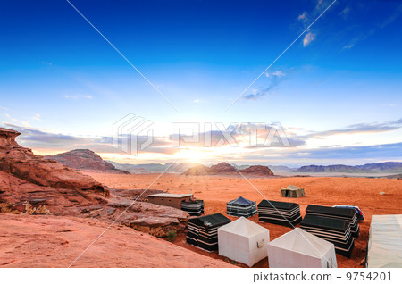 在沙漠中的晚上風景(約旦,Wadi Lam) 在沙漠中的晚上風景(約旦,Wadi Lam) 9754201