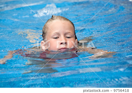 swimming girl 9756418