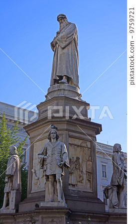 Da Vinci statue 9759721