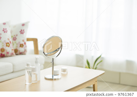 鏡子和化妝品放在客廳裡 9761367