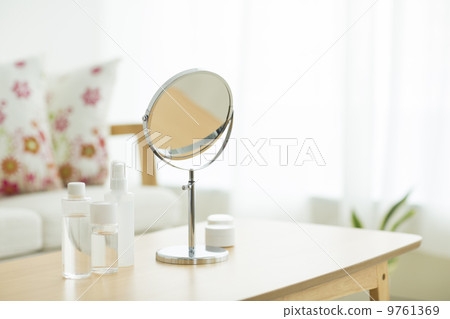 鏡子和化妝品放在客廳裡 9761369