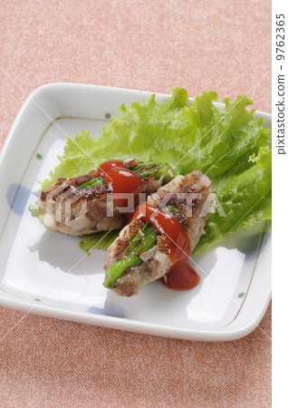 Wrapping up a spicy hot shrimp 9762365