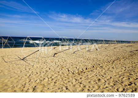 Empty beach 9762589