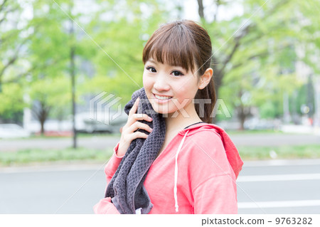 Women exercising 9763282