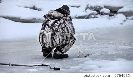 ice fishing 9764985