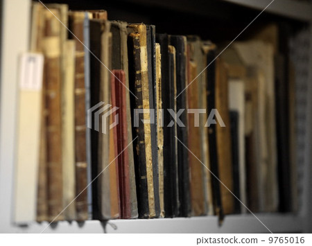 old books on the shelf old books on the shelf 9765016