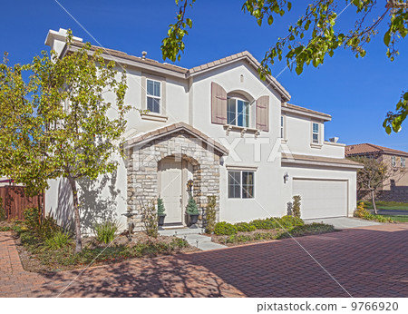 Beautiful Newly Constructed Modern Home 9766920