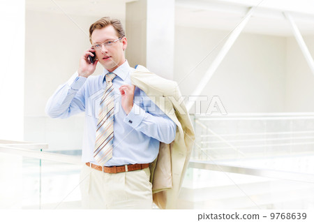 Smiling business man 9768639