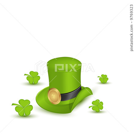 Green hat with buckle with clovers in saint Patrick Day - isolat 9769323