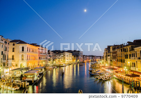 VENICE, ITALY - JUNE 30: View from Rialto bridge on June 30, 201 9770409