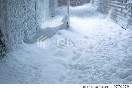 我們冒著暴風雪,沿著一條被積雪覆蓋的狹窄小路前進。 我們冒著暴風雪,沿著一條被積雪覆蓋的狹窄小路前進。 9770679