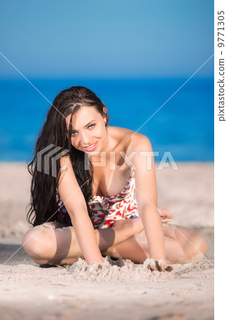 Pretty young brunette Pretty young brunette 9771305