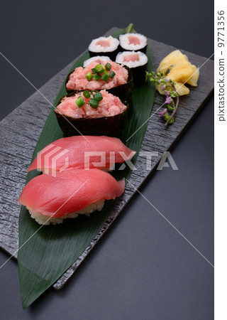 Tuna sushi 9771356