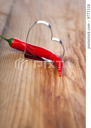 Metal heart with chili pepper 9771526
