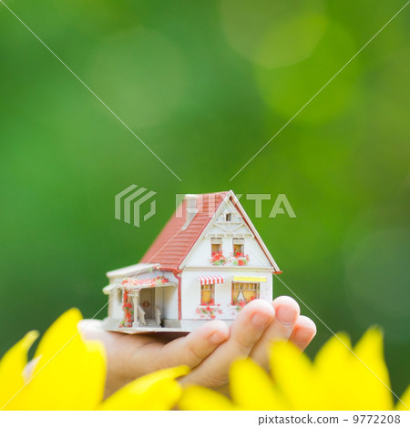 House in children`s hands House in children`s hands 9772208