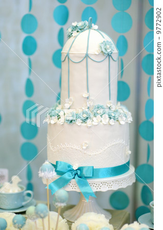 Two stories wedding cake 9772902