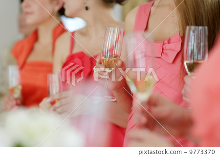 Bridesmaids in coral dresses 9773370