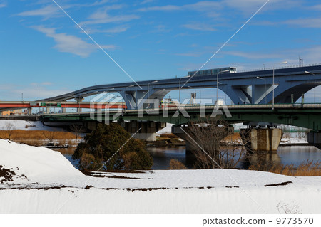 Nippori Temple liner passing through Kawahara and Fan Bridge in the Arakawa of the snowy landscape Nippori Temple liner passing through Kawahara and Fan Bridge in the Arakawa of the snowy landscape 9773570