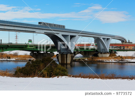 Nippori Temple liner passing through Kawahara and Fan Bridge in the Arakawa of the snowy landscape Nippori Temple liner passing through Kawahara and Fan Bridge in the Arakawa of the snowy landscape 9773572