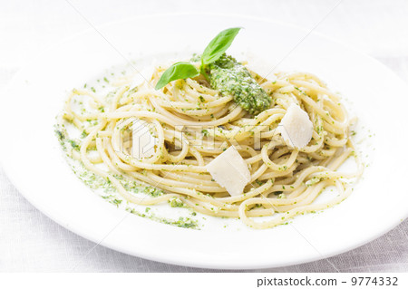 Spaghetti with green pesto 9774332