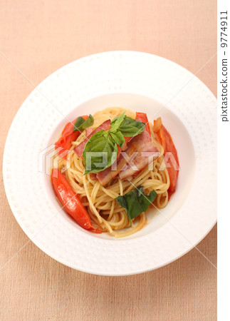 Bacon and tomato pasta 9774911