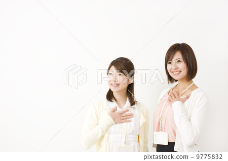 把他的手放的女商人在她的胸口上 把他的手放的女商人在她的胸口上 9775832