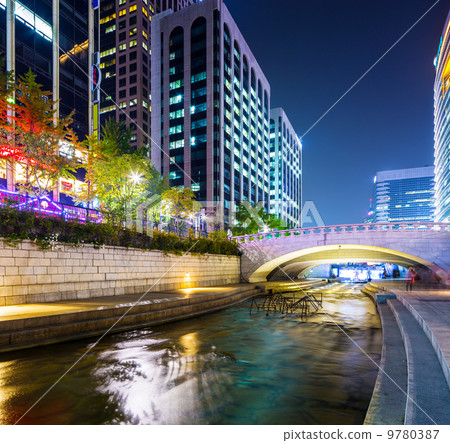 Cheonggyecheon Stream in Seoul Cheonggyecheon Stream in Seoul 9780387