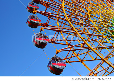 Colourful ferris wheel 9780453