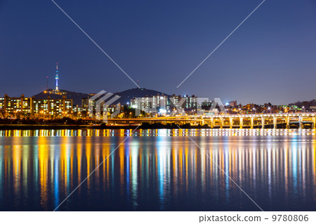 Seoul city at night Seoul city at night 9780806