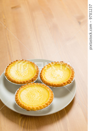 Egg tart on plate 9781237