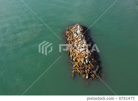 Wave breaker from top view 9781475