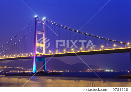 Suspension bridge in Hong Kong Suspension bridge in Hong Kong 9781518