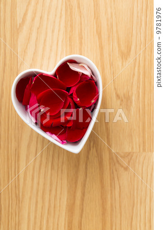 Rose pedal in heart bowl 9781976
