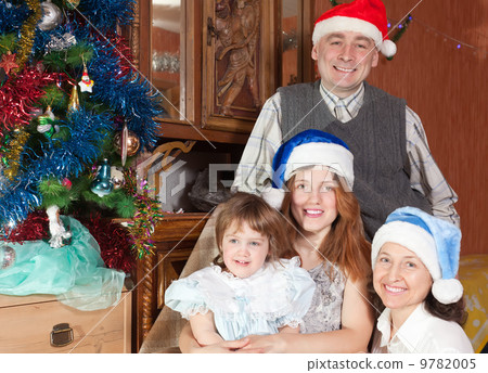 Happy family in santa hats 9782005
