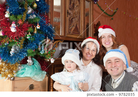 Family Christmas portrait Family Christmas portrait 9782035