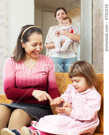 women with children 9782038