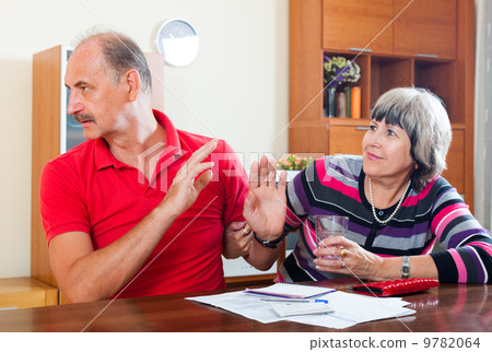 couple having quarrel over documents 9782064