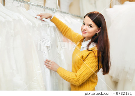 bride chooses bridal gown 9782121