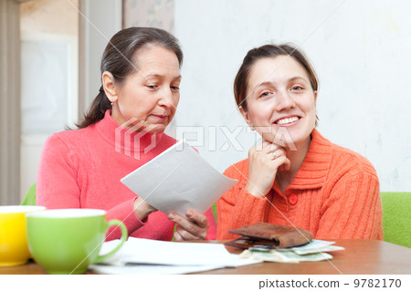 daughter and mother is calculated the family budget 9782170