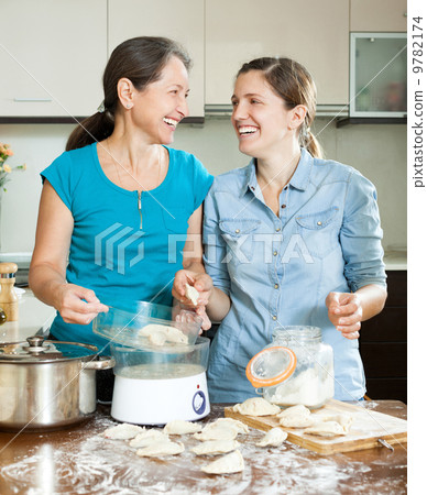 two woman 9782174