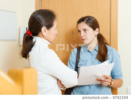 Female collector trying to collect money from housewife 9782209
