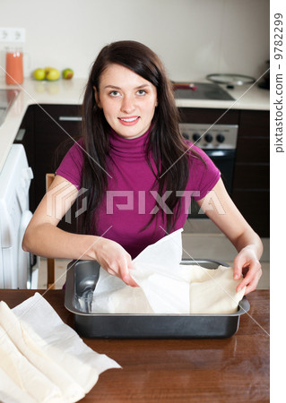 Housewife cooking with store-bought dough Housewife cooking with store-bought dough 9782299