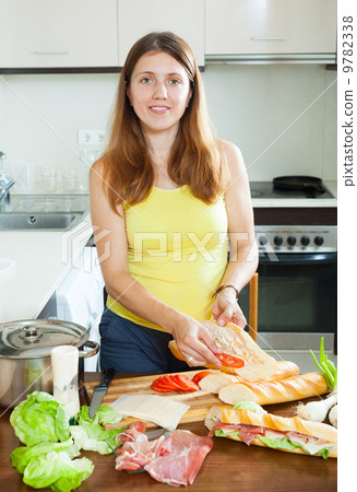 woman cooking spanish sandwiches woman cooking spanish sandwiches 9782338