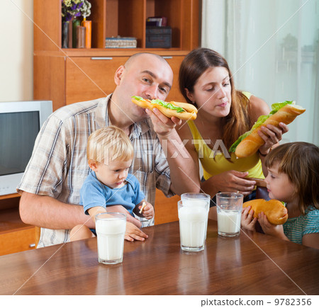 parents and two children having lunch parents and two children having lunch 9782356