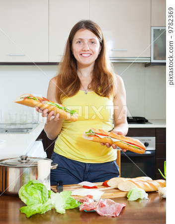 Happy girl with cooked sandwiches 9782369