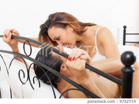 Brunette woman kissing her man 9782554