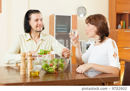 couple having lunch with vegetables in home couple having lunch with vegetables in home 9782602
