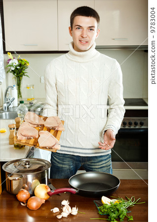 guy with steak at home 9783004